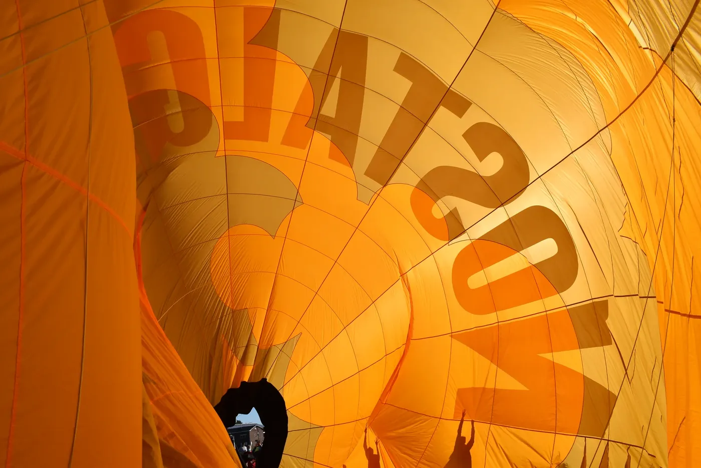 Luchtballon met logo in de lucht
